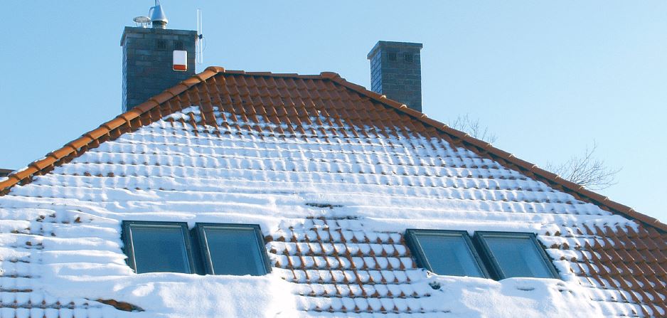 Dachfenster und Schnee