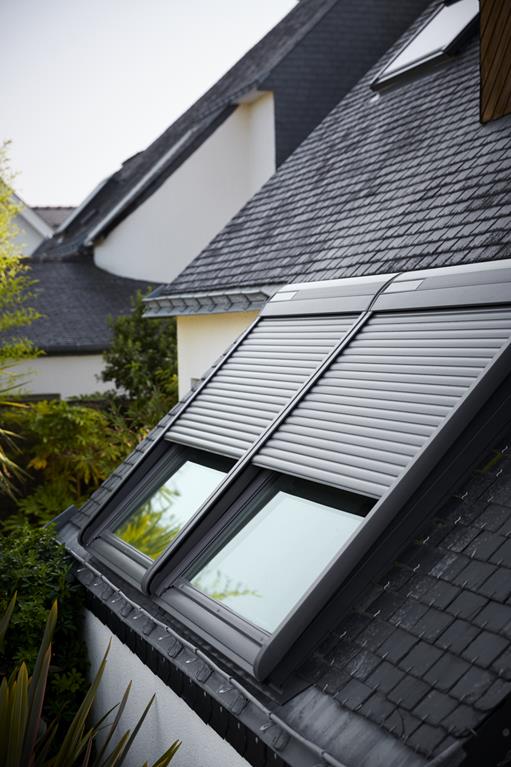 Velux-Solar-Außenrollläden an den Fenstern in einer Kombination nebeneinander eingebaut
