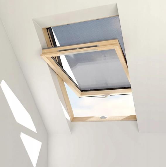 Der breit zugeschnittene Stoff der Markise für DAKEA Dachfenster bietet selbst bei geöffnetem Fenster einen hervorragenden Hitzeschutz.