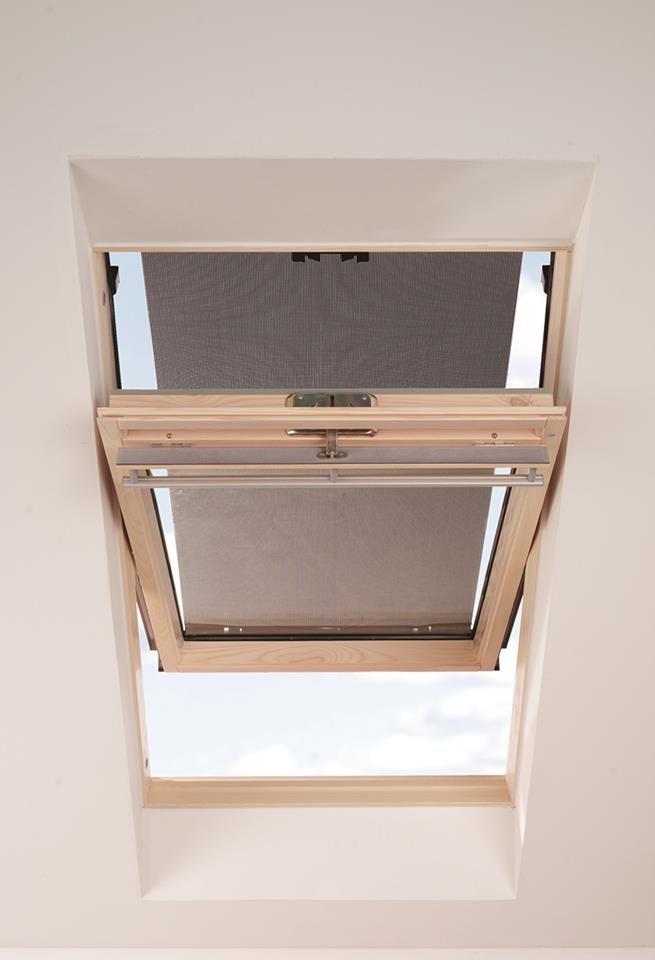 Der breit zugeschnittene Stoff der Markise für VELUX Dachfenster bietet selbst bei geöffnetem Fenster einen hervorragenden Hitzeschutz.