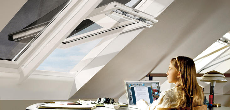 A girl looking to anti-heat original awning blind VELUX MHL