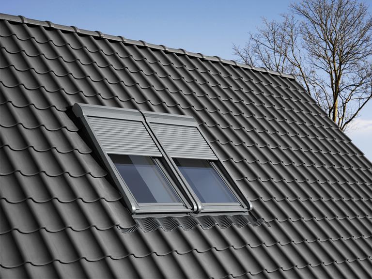 Ein Blick auf das Dach mit VELUX-Dachfenster mit Rollläden