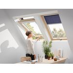 VELUX GLL-B 1061 | wooden, pivot roof window with 3-glazing and bottom handle