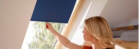 VELUX RHL » Sichtschutzrollo mit Haltekrallen für VELUX Dachfenster