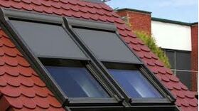 Elektronetzmarkize FAKRO AMZ Z-Wave aus verrottungsfestem witterungsbeständigem Glasfasergewebe