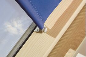 Rollo FAKRO ARS mit Aluminiumblende, die den Rollstoff vollständig versteckt