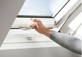 VELUX GLU-B 0061 | PVC roof window, pivot with 3-glazing and bottom handle