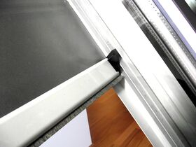 Stepless positioning of the blind for roof window