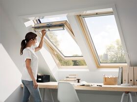 VELUX GGL 3062 | wooden, pivot roof window with 3-glazing and noise reduction