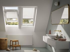 VELUX GLU-B 0061 | PVC roof window, pivot with 3-glazing and bottom handle