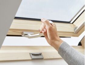 Dachfenster VELUX GLL-B 1061 mit unterem Handgriff und 3-fach Verglasung