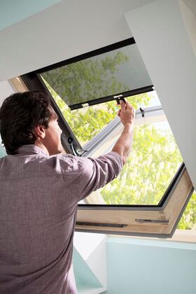 Hitzeschutz-Markise auf dem VELUX GGL Dachfenster