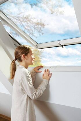 FAKRO FTU-V U4 | triple glazed, polyurethane finished roof window