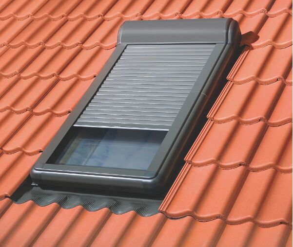 FAKRO ARZ Z-Wave - elektrischer Aßenrollladen sichtbar auf dem Dach aus ziegelroten Keramikziegeln